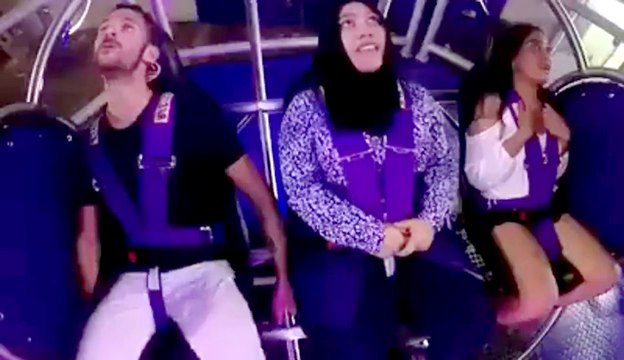 Lors d'une grosse frayeur dans un manège, cette fille pensait sincèrement s'accrocher à une barre ... de sécurité !