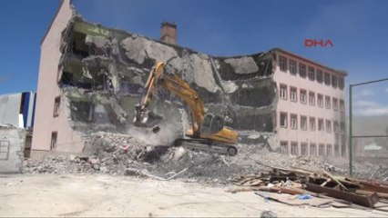 Yüksekova'daki Yıkım Çalışmaları Sürüyor