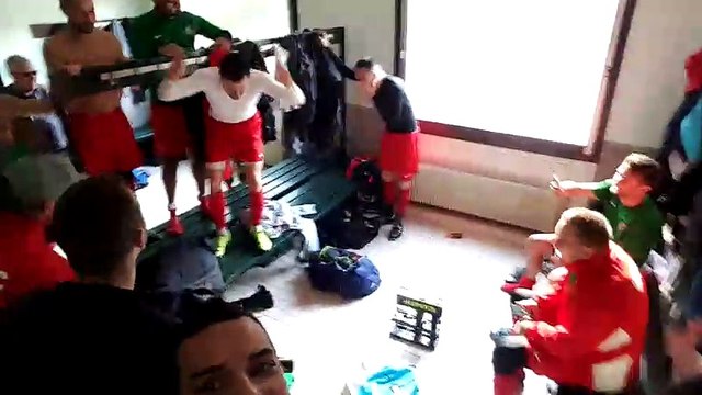 Joie dans les vestiaires après la victoire 5-12 face à Stéria !