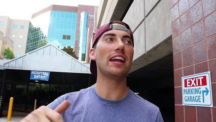 Il surprend son meilleur ami malade et lui annonce qu'il lui offre un rein. Touchant !