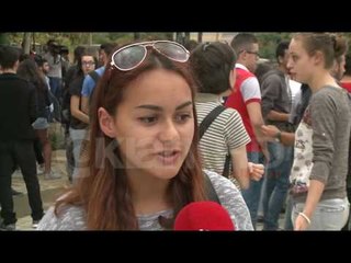 MATURANTET NE PROTESTE PARA PARLAMENTIT: “NDRYSHIMI I SISTEMIT NA KA PENALIZUAR”