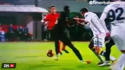 Veja o lance perigoso sobre  Van Persie