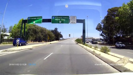 Une roue se promène sur une autoroute américaine