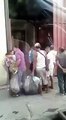 Venezolanos hacen cola a las afueras de un mercado para buscar comida en la basura