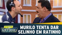 Murilo tenta dar selinho em Ratinho