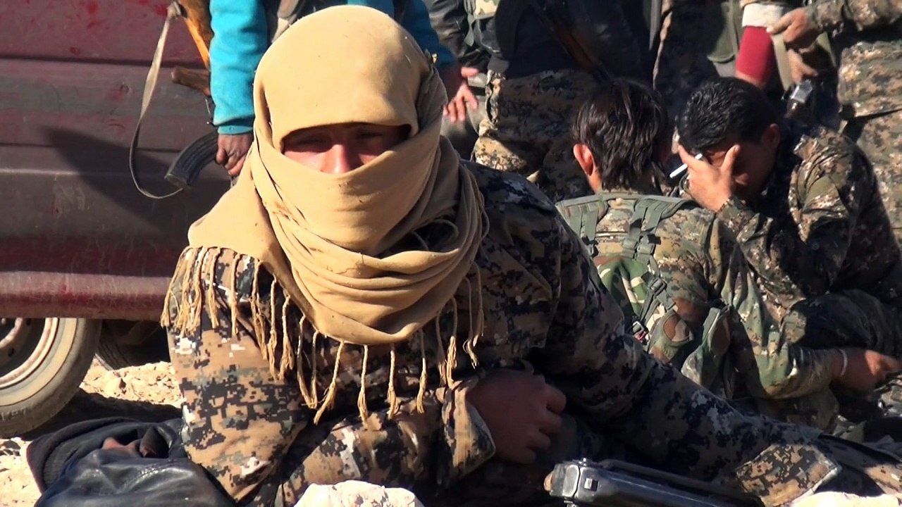 على خط الجبهة مقاتل يترقب بفارغ الصبر العودة الى مدينته الرقة