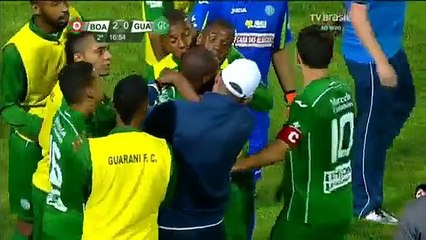 Il agresse l'arbitre à cause d'un carton rouge