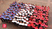 300 enfants forment un drapeau français sur la place du Capitole