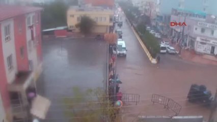 Mardin'de Yağmura Yakalanan Öğrencilere Zırhlı Taşıma