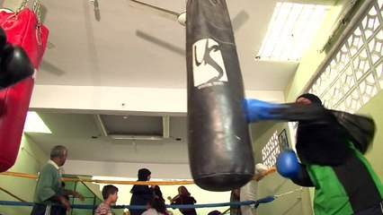 أم وابنتها تتحديان المجتمع على حلبات الملاكمة في باكستان