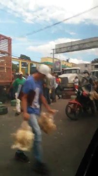 Así saquearon un camión de pollos en San Juan de Los Morros