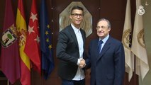 Cristiano Ronaldo renova com o Real Madrid até 2021