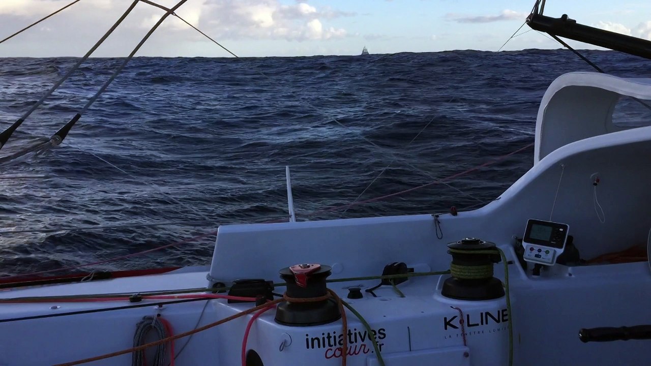 Tanguy de Lamotte suivi par des dauphins ! Vendée Globe