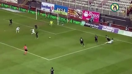 Un jugador de fútbol casi pierde un ojo por codazo