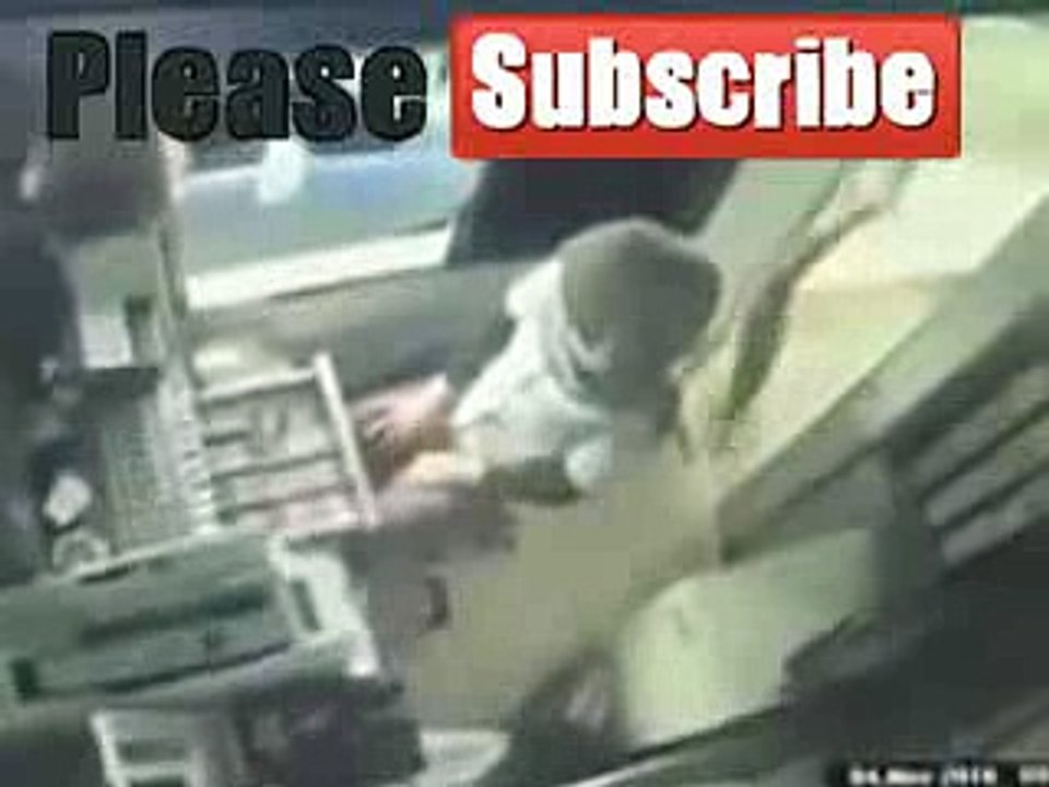 PARAH ! Coba anda lihat aksi PNS Songong tinju dan tendang cewek jilboobs di loket tol cipali ini