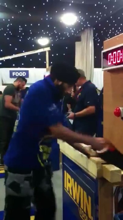 Un expert de la scie coupe un bout de bois en 7 secondes