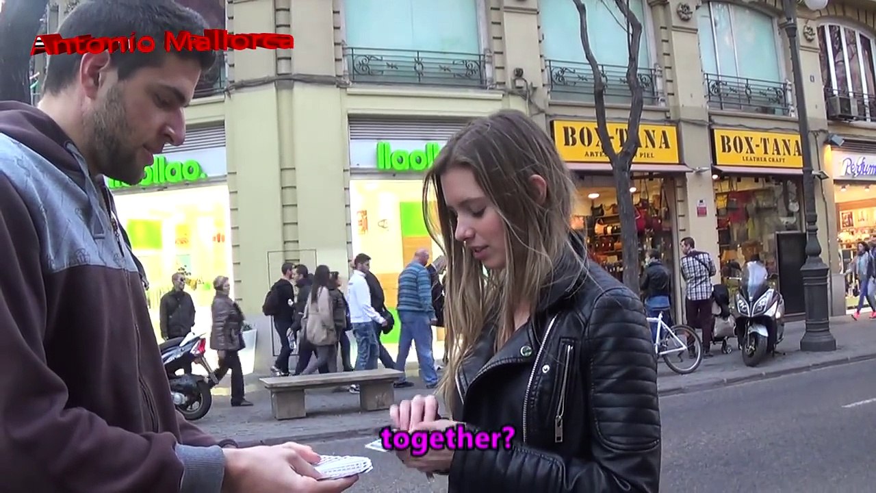 BESOS FACILES ♥ KISSING PRANK - Besos en la calle - Juego de preguntas