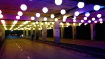 Installation de luminaires animés à Saint-Denis au plafond du passage sous l'A86 entre le Stade-de-France et le RER B
