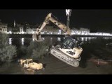 Maltempo in Toscana, recupero mezzi da cantiere sul Lungarno (07.11.16)