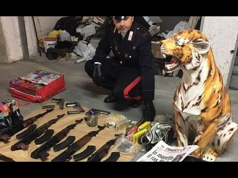 Trentola Ducenta (CE) - Kalashnikov e pistole in casa, arrestato 66enne (29.10.16)