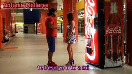 BESOS EN LA PARADA DE BUS DE BRASIL