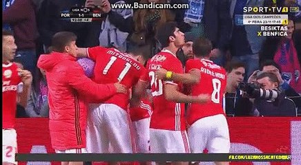 Jovem Benfiquista Festeja golo junto aos Super Dragões