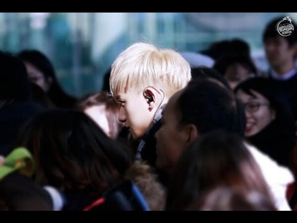 Clip: Xiumin (EXO) panic escape the siege of the vietnam fans