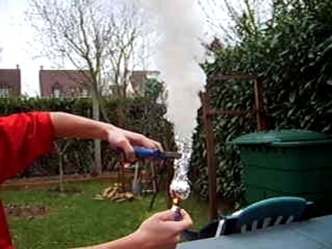 fumigene avec une balle de ping pong