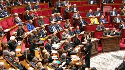 Hôpitaux : "Comment on fait avec 500 000 fonctionnaires de moins, c'est-à-dire ce que vous proposez ?" lance Valls à la droite