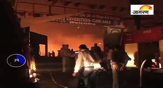 दिल्ली के मीना बाजार में लगी भीषण आग, देखें पूरी खबर '60 सेकेंड' में