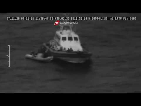 Canale di Sicilia - Soccorso gommone con 17 migranti a bordo (07.11.16)