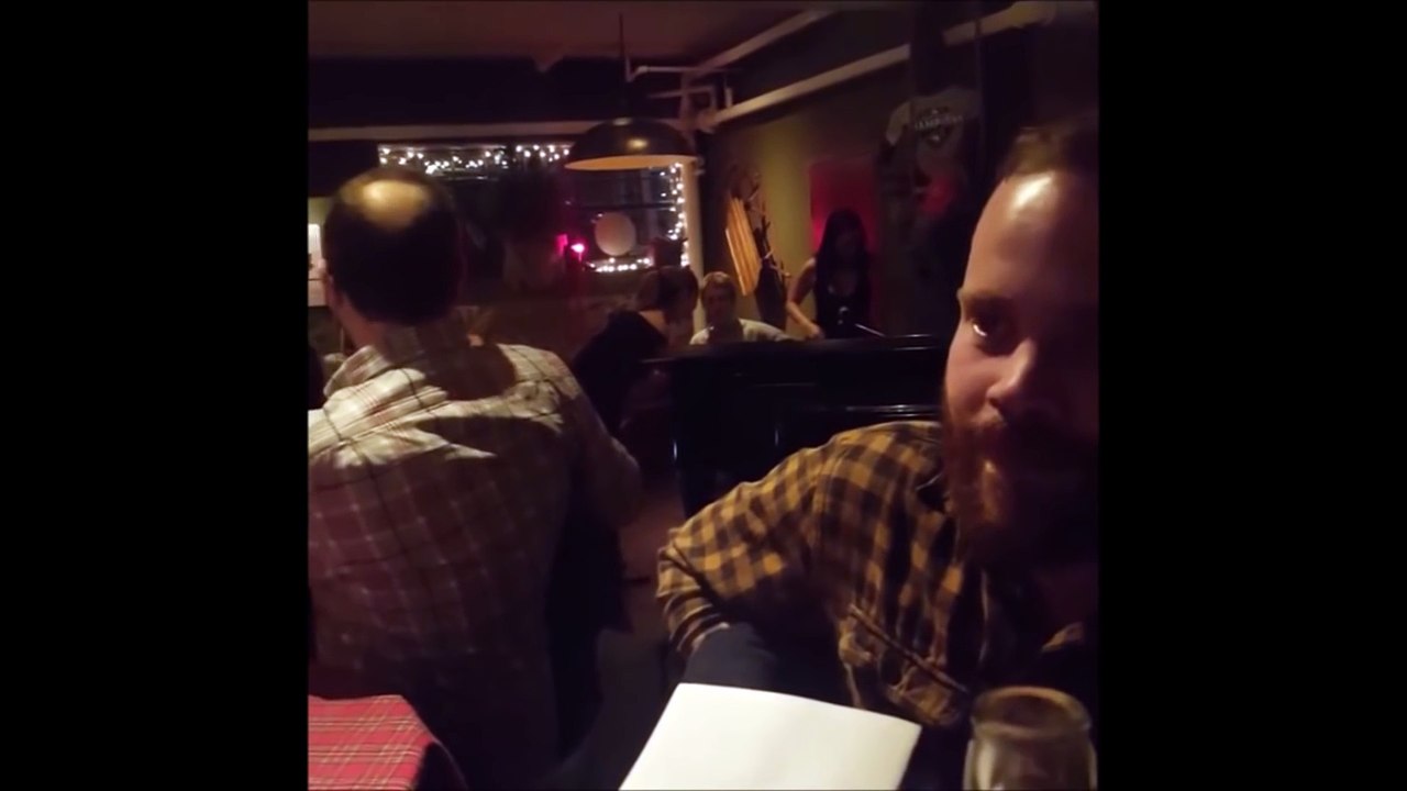 Justin Bieber joue du piano et chante comme un dieu dans un pub au Canada