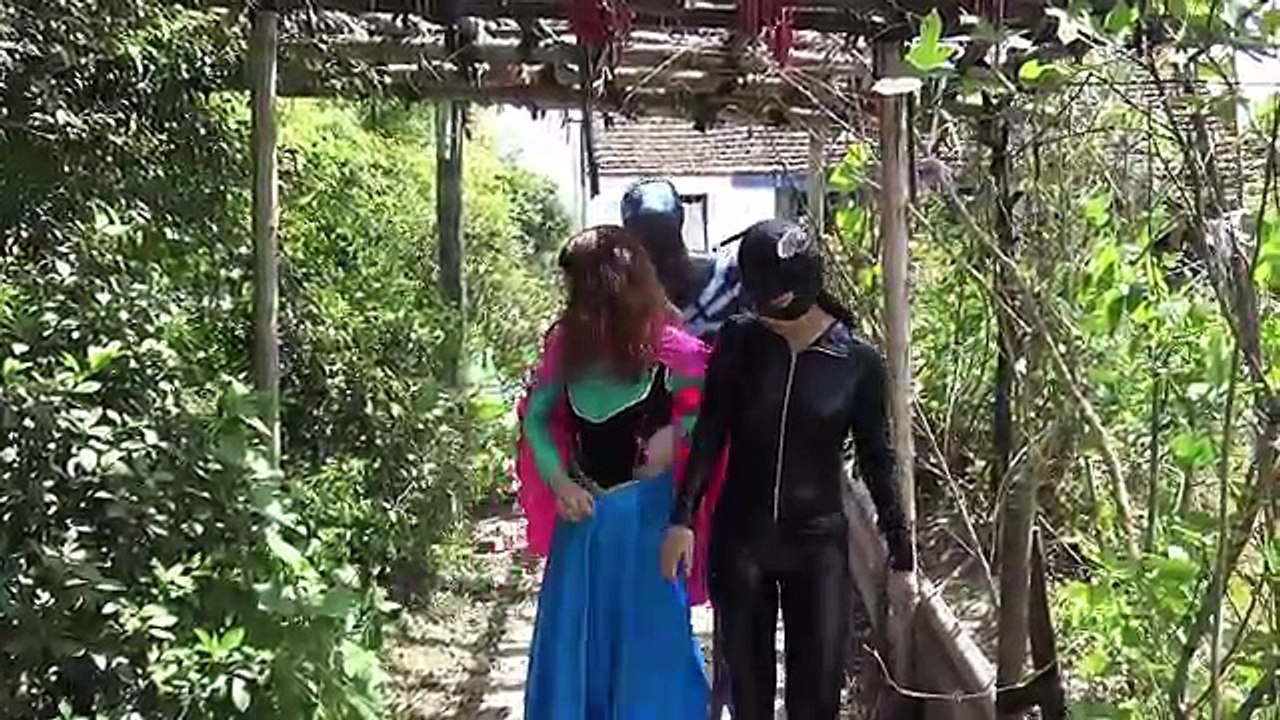 Blue Spiderman Flirting journey Princess Anna vs Catwoman Frozen elsa Fun Superheroes