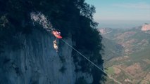 Sauts en Base Jump d'une planche de surf entre 2 montagnes