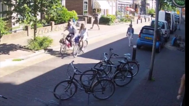 Effondrement d'une grue à côté de personnes et vélos dans une rue !