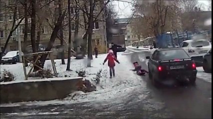 Quand ta luge part sur la route et que tu finis sous une voiture.... Chanceuse la fille