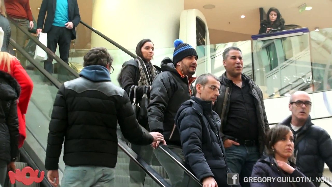 Pranque   coup de foudre entre hommes en escalator   Love escalator prank