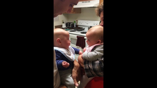 Rencontre ratée entre deux faux jumeaux... Il pleure à chaque fois HAHA