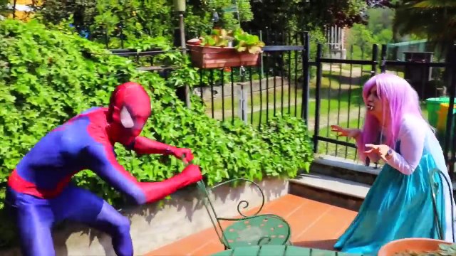 Hulk Real na prisão! Vampiro Hulk tenta morder Homem aranha! Super Heróis cômicos na vida real!