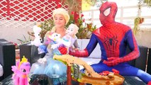 Spiderman vs Jack Frost atrás de gelado do arco-íris para Elsa Frozen vs Joker! Filme cômico