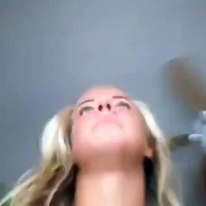 Fille sexy pousse la chansonnette