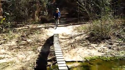 Belle chute en VTT dune blonde