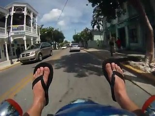 Une blonde en scooter