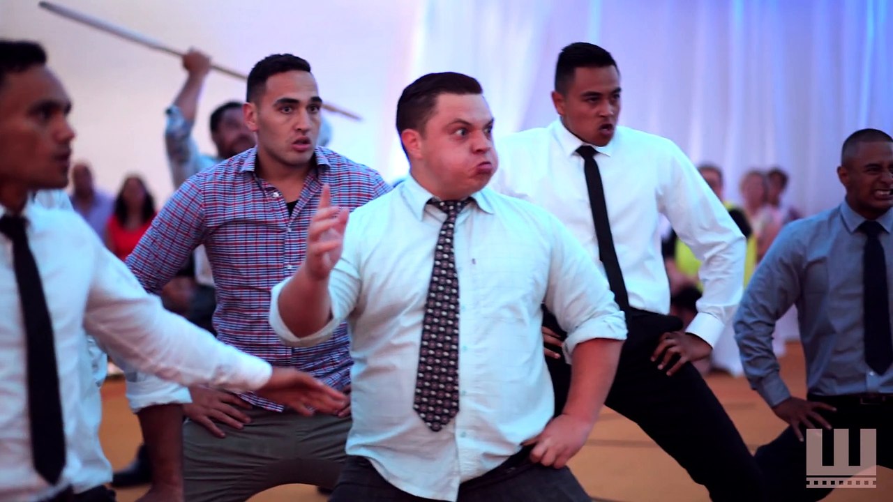 Ils exécutent un Haka  très spectaculaire, pendant le mariage de leurs amis !