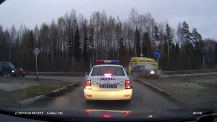 Crash entre une ambulance et une voiture, juste devant les yeux de la police