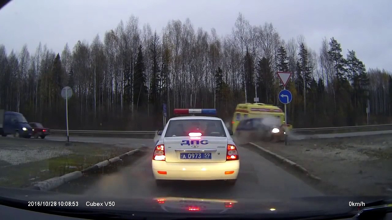 Crash entre une ambulance et une voiture, juste devant les yeux de la police