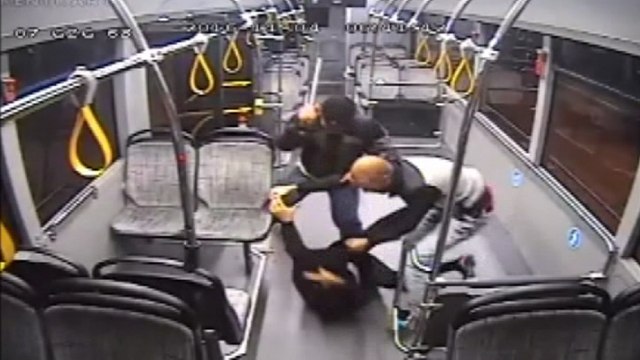 Otobüs şoförünü demir çubukla dövdüler