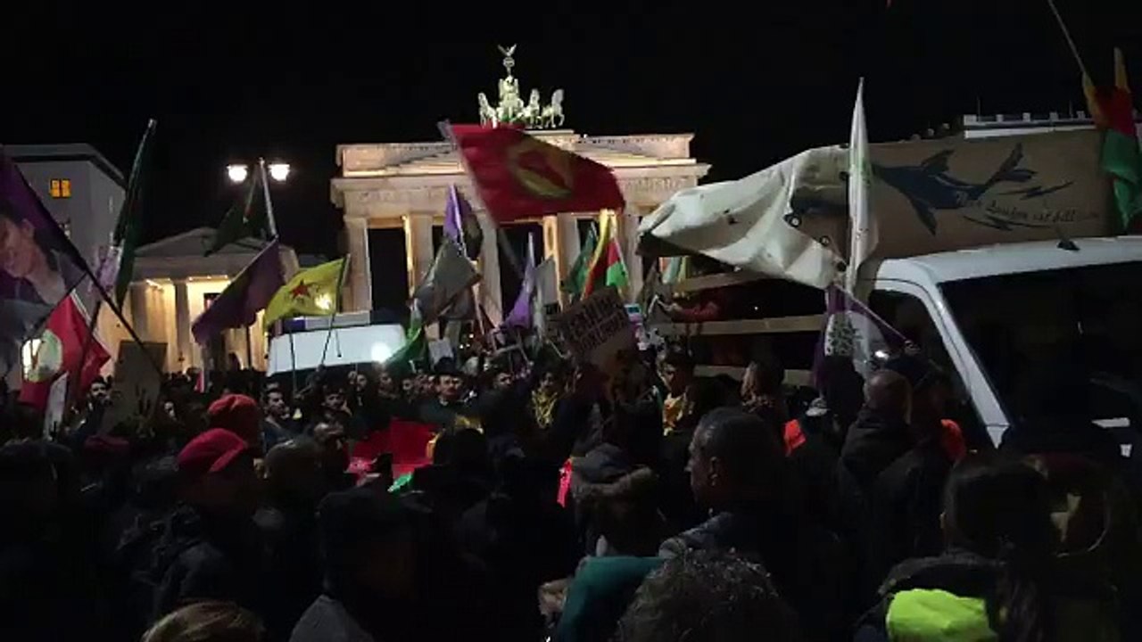 Berlin'de Brandenburger Kapısı önünde toplanarak Türk hükümetini protesto ediyor-2016-11-04