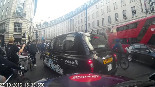Des cyclistes grillent un feu rouge