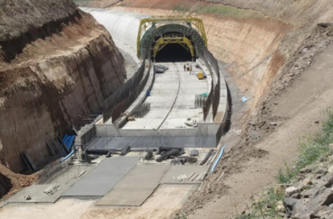 Bakü-Tiflis-Kars Demir Yolu Projesi'nde Test Sürüşleri Başlayacak